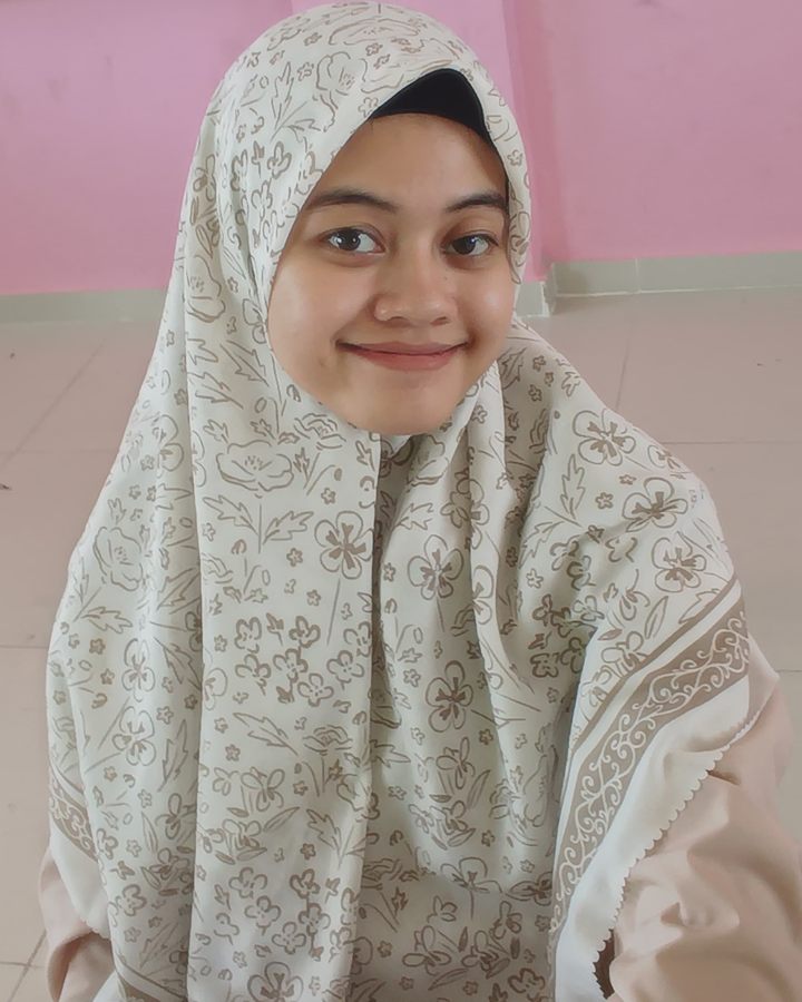 Syashi smiling at her desk
